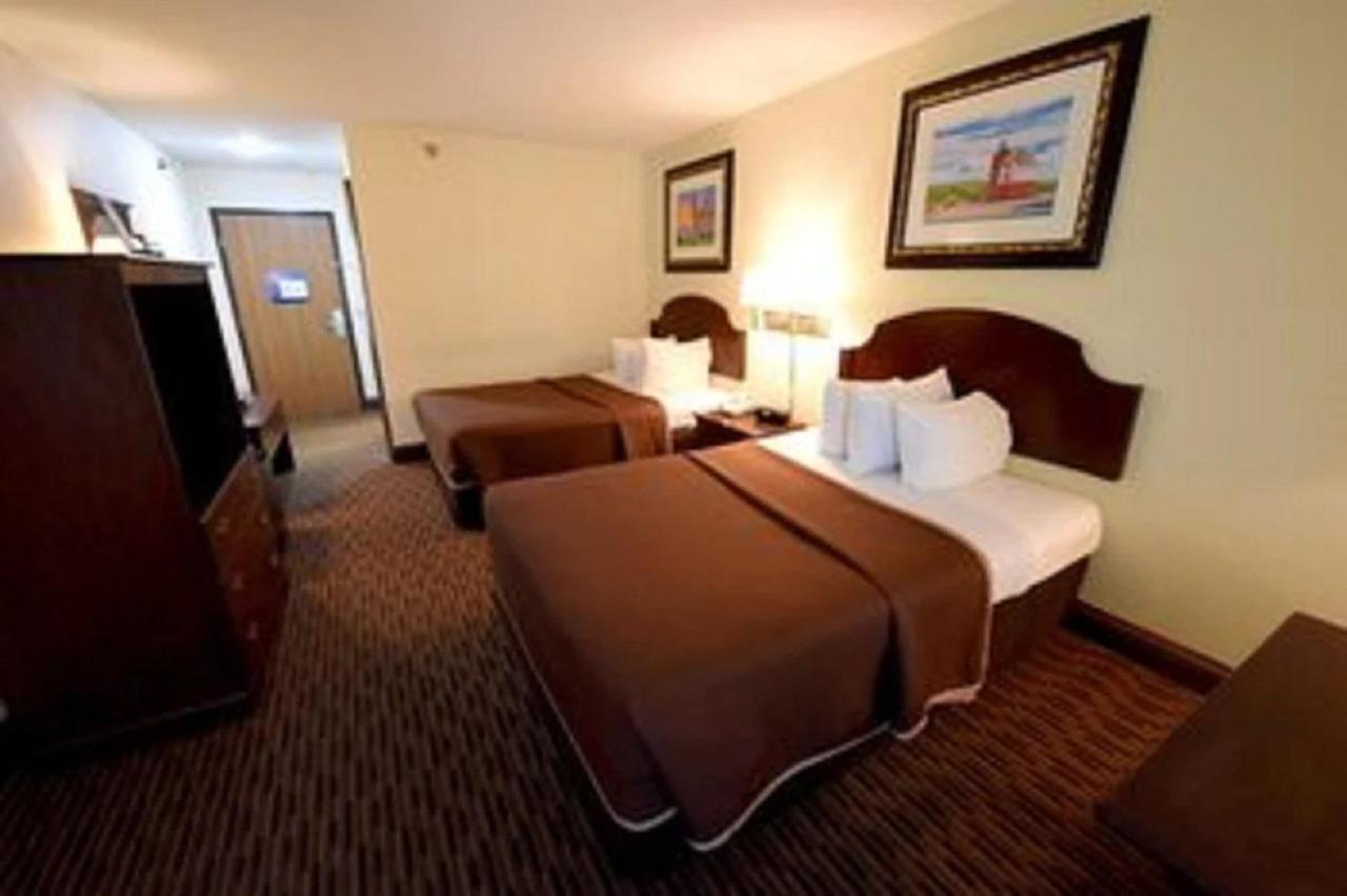 Grand Mackinaw Beachfront And Waterpark Mackinaw City Exteriör bild