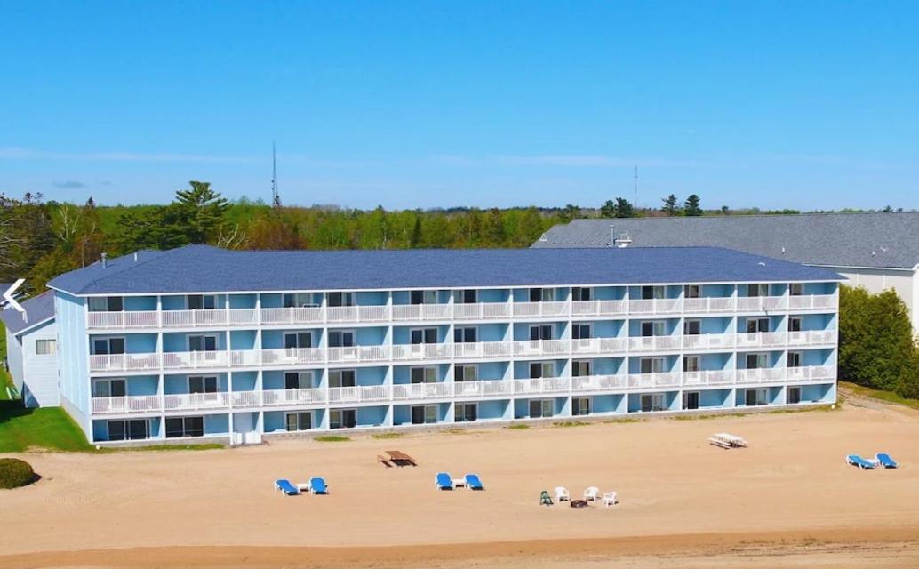 Grand Mackinaw Beachfront And Waterpark Mackinaw City Exteriör bild